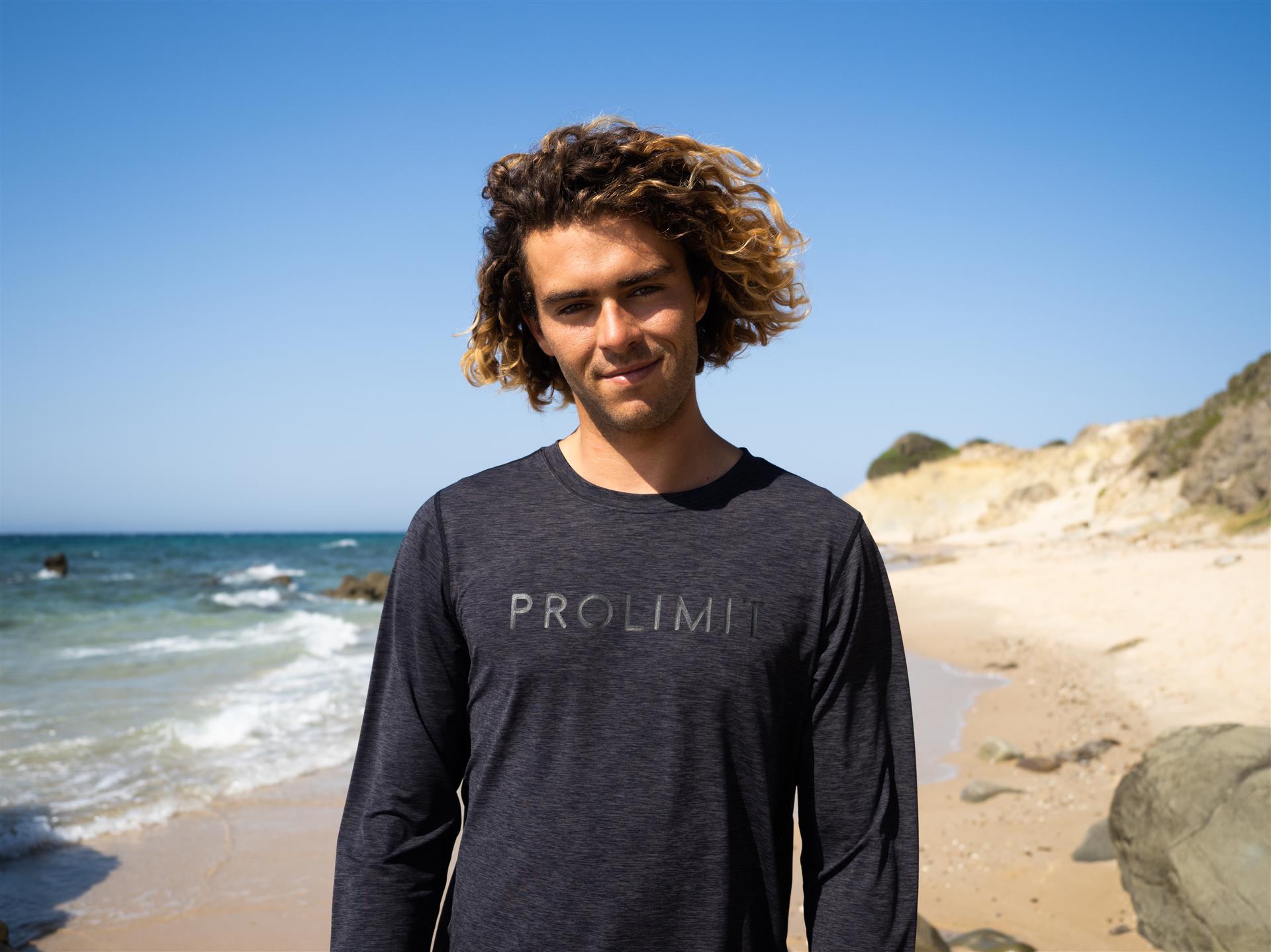 402_54173_010_rashguard_loosefit_la_black_lifestyle2