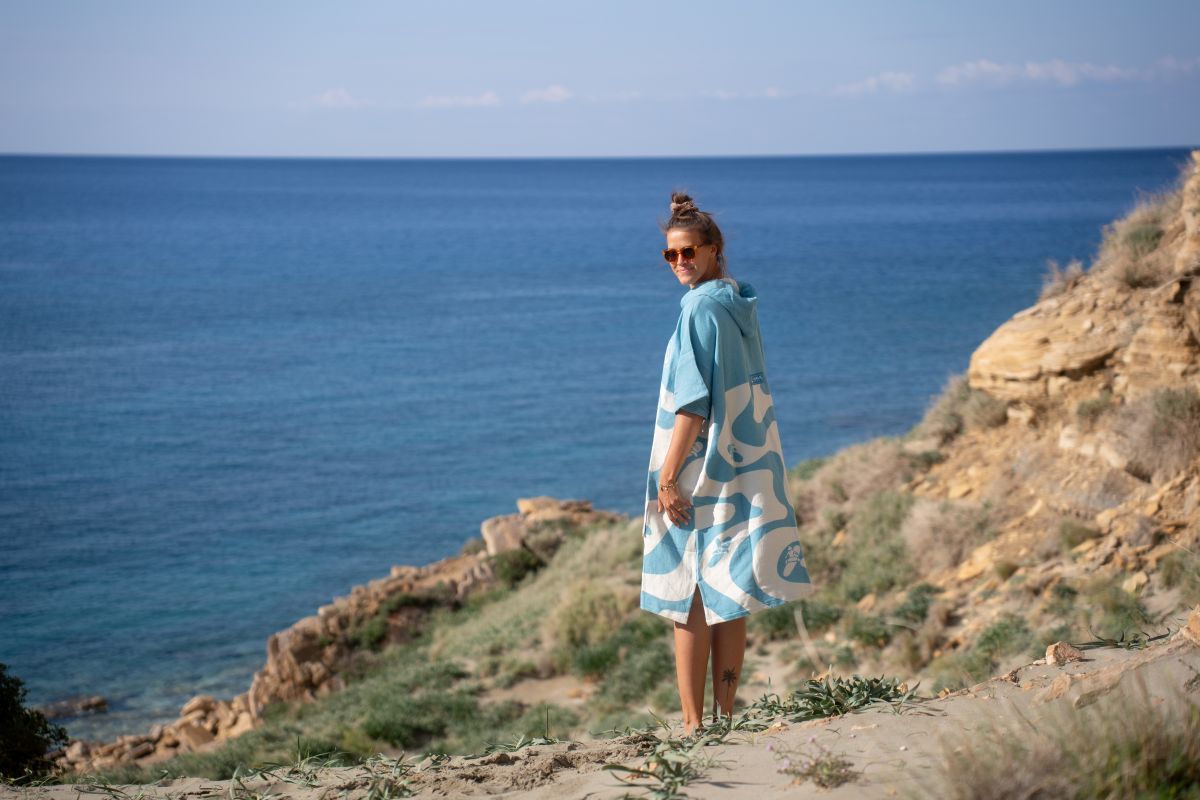 2_WAVE HAWAII NatureLite Poncho Swirls.jpg